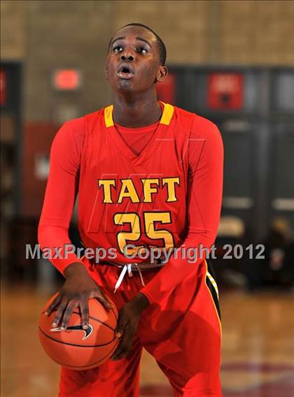 Thumbnail 1 in Loyola vs. Taft (Nike Extravaganza) photogallery.