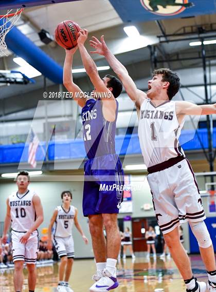 Thumbnail 1 in Perryville vs. Elkins (AAA 3A Regional Playoff) photogallery.
