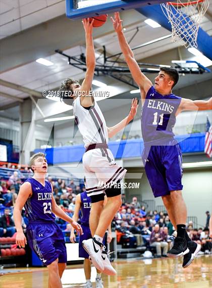 Thumbnail 1 in Perryville vs. Elkins (AAA 3A Regional Playoff) photogallery.