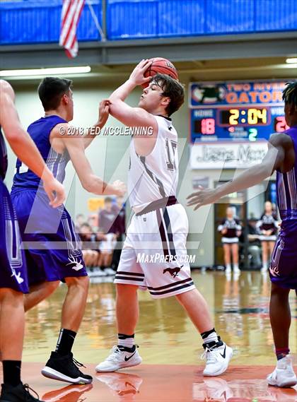 Thumbnail 2 in Perryville vs. Elkins (AAA 3A Regional Playoff) photogallery.
