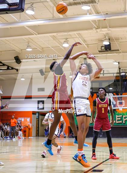 Thumbnail 2 in Douglas Byrd @ South View photogallery.