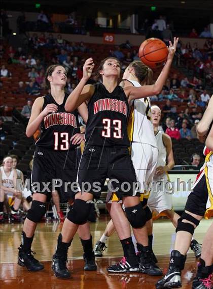 Thumbnail 2 in Poth vs. Winnsboro (UIL 2A Semifinal) photogallery.