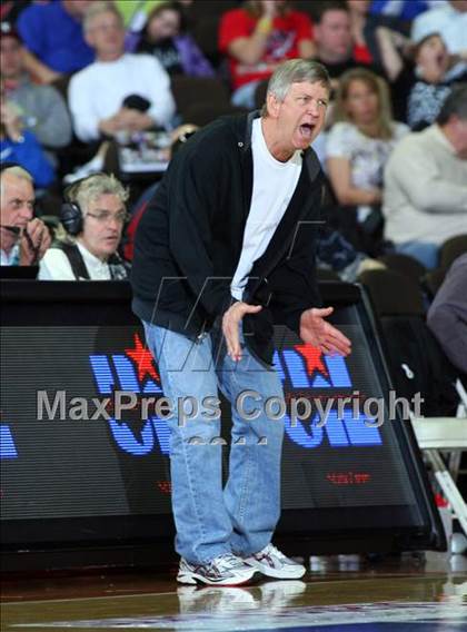 Thumbnail 2 in Poth vs. Winnsboro (UIL 2A Semifinal) photogallery.