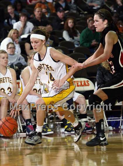 Thumbnail 3 in Poth vs. Winnsboro (UIL 2A Semifinal) photogallery.