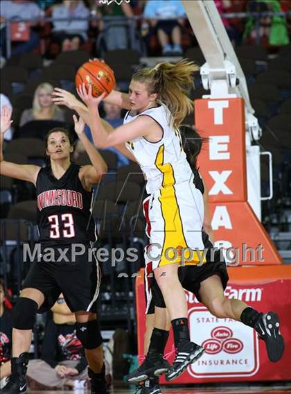 Thumbnail 3 in Poth vs. Winnsboro (UIL 2A Semifinal) photogallery.