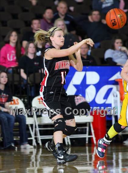 Thumbnail 3 in Poth vs. Winnsboro (UIL 2A Semifinal) photogallery.