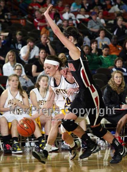 Thumbnail 2 in Poth vs. Winnsboro (UIL 2A Semifinal) photogallery.