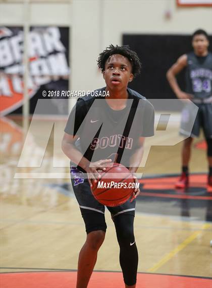 Thumbnail 2 in Selma vs. Madera South photogallery.