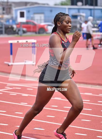 Thumbnail 3 in UIL 6A Track and Field Championship (200M) photogallery.