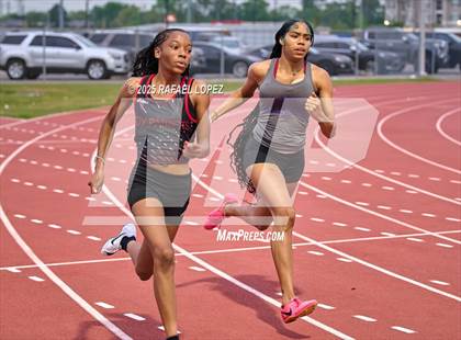 Thumbnail 2 in UIL 6A Track and Field Championship (200M) photogallery.