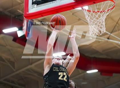 Thumbnail 3 in Mt. Vernon vs. Brownsburg (IHSAA 4A Regional) photogallery.