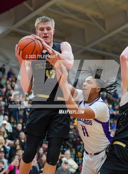 Thumbnail 2 in Mt. Vernon vs. Brownsburg (IHSAA 4A Regional) photogallery.