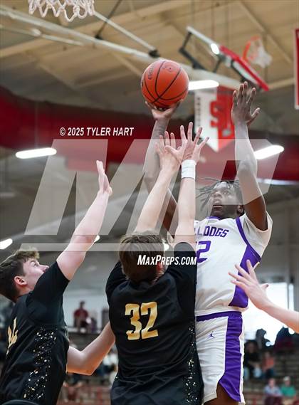 Thumbnail 1 in Mt. Vernon vs. Brownsburg (IHSAA 4A Regional) photogallery.