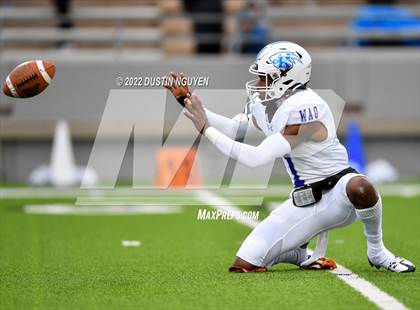 Thumbnail 1 in King vs. Fort Bend Hightower (UIL 6A D2 Reg 3 Semifinal) photogallery.