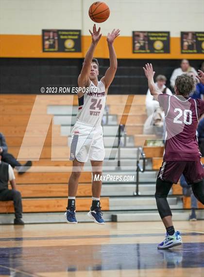 Thumbnail 3 in Smithtown West vs Kingston (Long Island Holiday Invitational) photogallery.