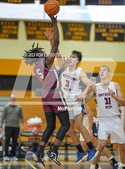 Thumbnail 3 in Smithtown West vs Kingston (Long Island Holiday Invitational) photogallery.