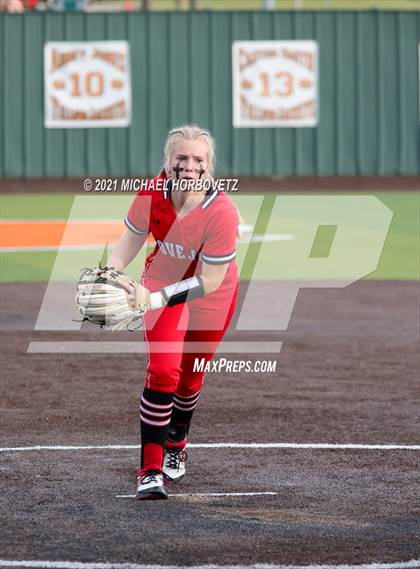 Thumbnail 3 in Sulphur Springs vs. Lovejoy (UIL 5A Regional Semifinal) photogallery.
