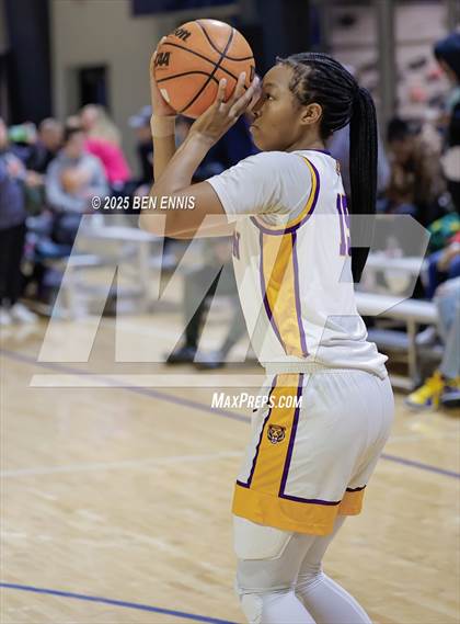 Thumbnail 3 in Houston vs. Wilson (She Got Game Classic) photogallery.