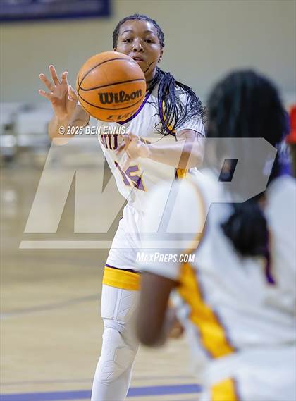 Thumbnail 3 in Houston vs. Wilson (She Got Game Classic) photogallery.