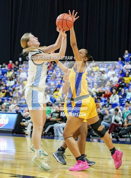 Thumbnail 3 in Decatur vs. La Vega (UIL 4A Basketball Division I Final) photogallery.