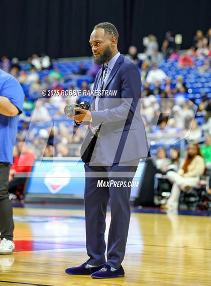 Thumbnail 1 in Decatur vs. La Vega (UIL 4A Basketball Division I Final) photogallery.