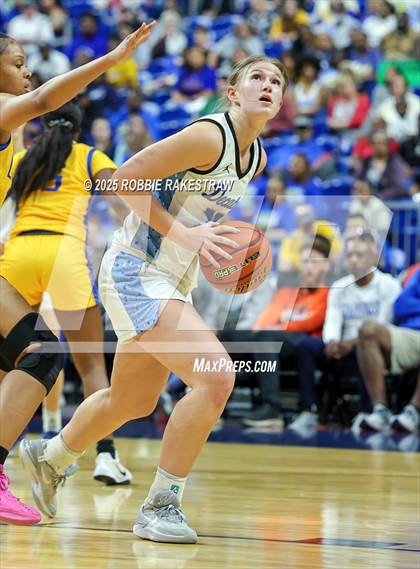 Thumbnail 2 in Decatur vs. La Vega (UIL 4A Basketball Division I Final) photogallery.