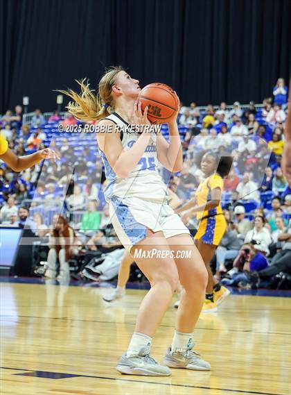 Thumbnail 1 in Decatur vs. La Vega (UIL 4A Basketball Division I Final) photogallery.