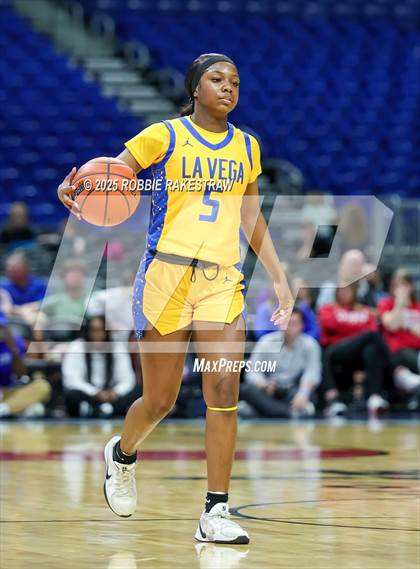 Thumbnail 2 in Decatur vs. La Vega (UIL 4A Basketball Division I Final) photogallery.
