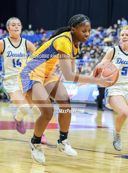 Thumbnail 1 in Decatur vs. La Vega (UIL 4A Basketball Division I Final) photogallery.