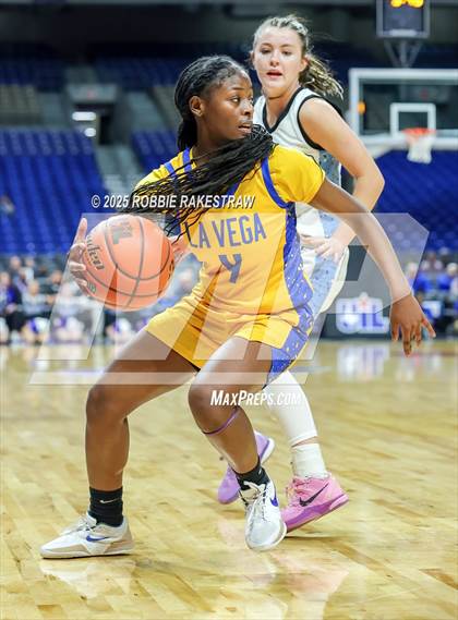 Thumbnail 3 in Decatur vs. La Vega (UIL 4A Basketball Division I Final) photogallery.