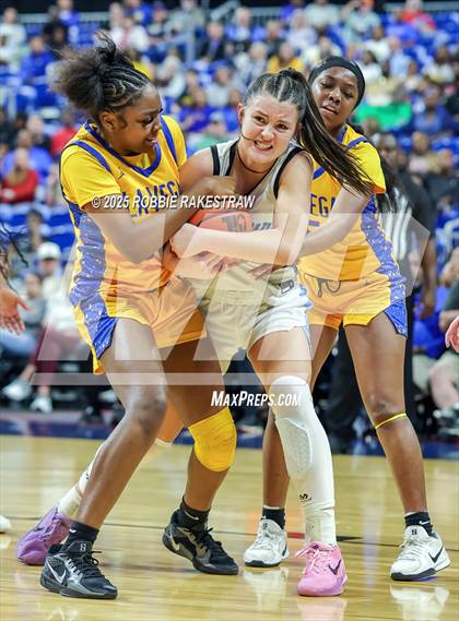 Thumbnail 2 in Decatur vs. La Vega (UIL 4A Basketball Division I Final) photogallery.