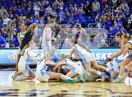 Thumbnail 1 in Decatur vs. La Vega (UIL 4A Basketball Division I Final) photogallery.