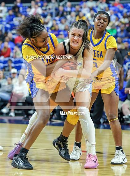 Thumbnail 3 in Decatur vs. La Vega (UIL 4A Basketball Division I Final) photogallery.