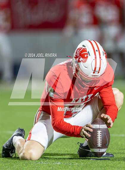 Thumbnail 2 in Alief Elsik vs. Katy (UIL Football 6A D1 Region III Bi-District Playoff) photogallery.