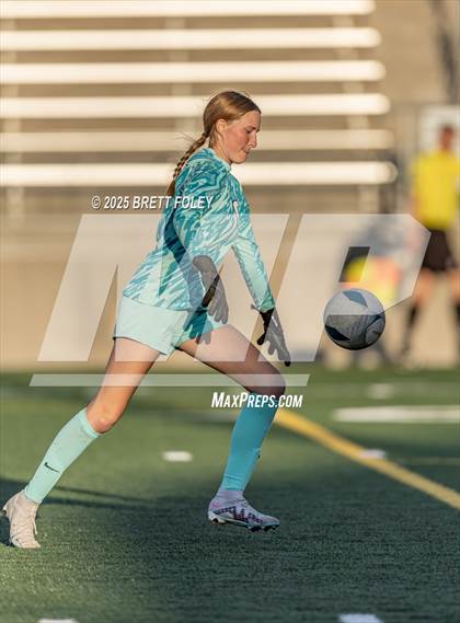Thumbnail 2 in Kearney vs. Lincoln East photogallery.