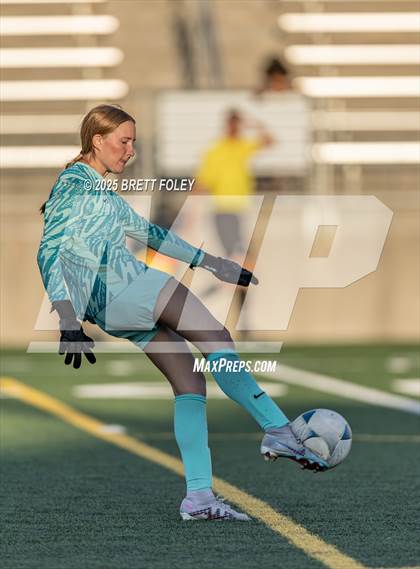 Thumbnail 3 in Kearney vs. Lincoln East photogallery.