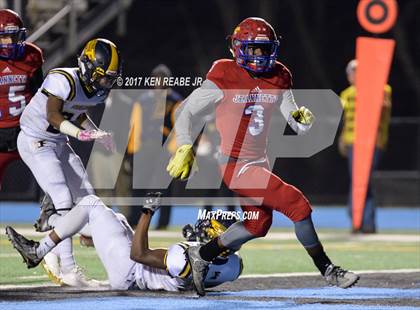 Thumbnail 3 in Jeannette vs. Farrell (PIAA Class A Semifinal) photogallery.