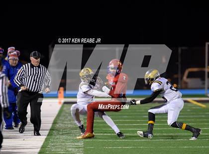 Thumbnail 3 in Jeannette vs. Farrell (PIAA Class A Semifinal) photogallery.