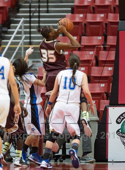 Thumbnail 2 in Bishop's vs La Jolla Country Day (CIF SDS D4 Final) photogallery.