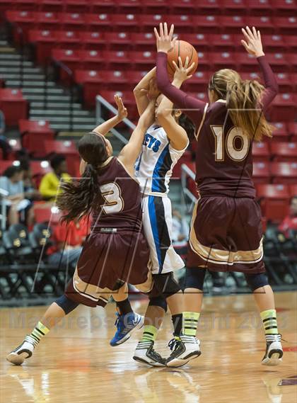 Thumbnail 2 in Bishop's vs La Jolla Country Day (CIF SDS D4 Final) photogallery.