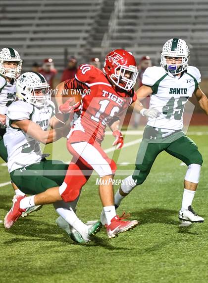 Thumbnail 2 in Electra vs. Santo (UIL 2A Region 2 Bi-District Playoff) photogallery.