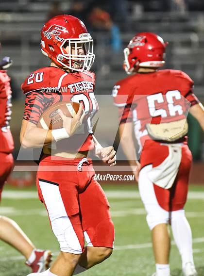 Thumbnail 2 in Electra vs. Santo (UIL 2A Region 2 Bi-District Playoff) photogallery.