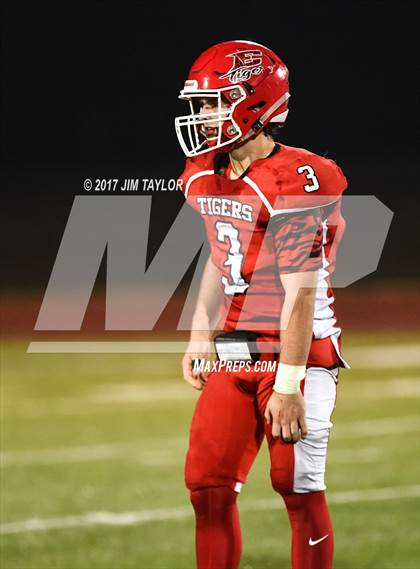Thumbnail 2 in Electra vs. Santo (UIL 2A Region 2 Bi-District Playoff) photogallery.