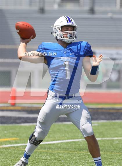 Thumbnail 2 in La Jolla Country Day vs. Mountain Empire (SDFNL Kickoff Classic) photogallery.