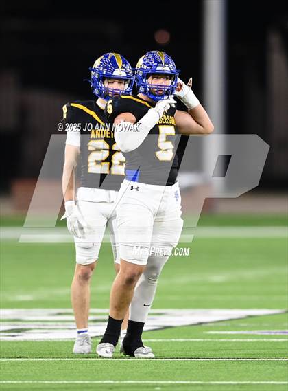 Thumbnail 3 in Barbers Hill vs. Anderson (UIL 5A D1 Football Area Championship) photogallery.