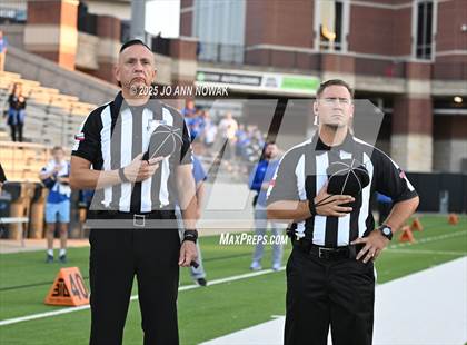 Thumbnail 3 in Barbers Hill vs. Anderson (UIL 5A D1 Football Area Championship) photogallery.