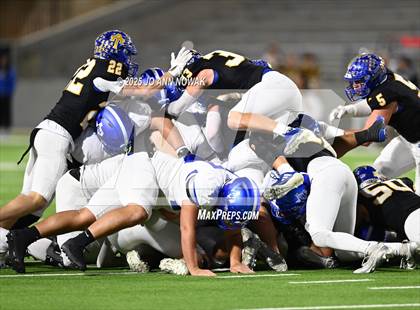 Thumbnail 2 in Barbers Hill vs. Anderson (UIL 5A D1 Football Area Championship) photogallery.