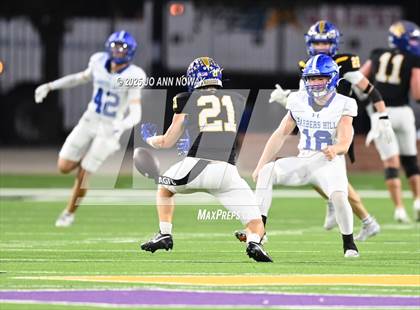 Thumbnail 3 in Barbers Hill vs. Anderson (UIL 5A D1 Football Area Championship) photogallery.