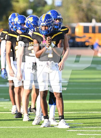 Thumbnail 3 in Barbers Hill vs. Anderson (UIL 5A D1 Football Area Championship) photogallery.