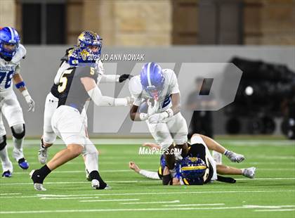Thumbnail 2 in Barbers Hill vs. Anderson (UIL 5A D1 Football Area Championship) photogallery.